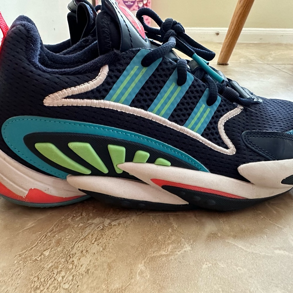 👟🔥Adidas Basketball Shoe Like New🏀